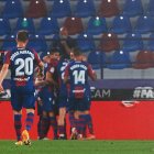 Messi se lamenta ante la celebración de uno de los goles del Levante.