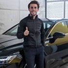 Álvaro Odriozola posa con su flamante nuevo coche.