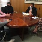 La alcaldesa de Petrer, Irene Navarro, junto a un grupo de empresarios de la localidad