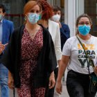 Mónica García con miembros de su equipo en la Asamblea de Madrid.