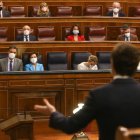 Pablo Casado se dirige a Pedro Sánchez este miércoles en el Congreso.