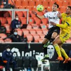 Maxi Gómez, con la camiseta del Valencia, en una jugada contra el Cádiz.