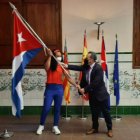 Joan Calabuig participa en la entrega de la bandera de Cuba a la atleta