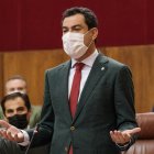 El presidente de la Junta de Andalucía, Juanma Moreno, durante la sesión de control en el Parlamento.