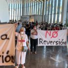 Protesta de los trabajadores contra la reversión del Hospital de Torrevieja