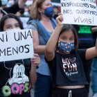 Dos niñas participan en una manifestación por el crimen de Tenerife.