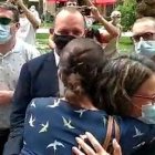 Irene Montero y Mónica Oltra abrazadas, ajenas a las protestas que se producían a su alrededor