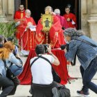 Imagen de la bendición de la Santa Faz a las puertas del Monasterio el pasado 2020