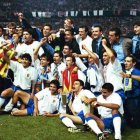 La plantilla del Zaragoza celebrando, en 1995, su título de la Recopa ante el Arsenal.