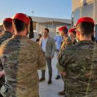 Abascal, este miércoles conversando con militares españoles en Algeciras.