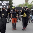 Manifestación de los ciclistas de montaña escenificando la muerte del deporte