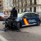 Así ha quedado uno de los coches de policía que han participado en la persecución.