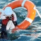 Juan Francisco rescatando al bebé en la frontera de Ceuta / FOTO: Guardia Civil