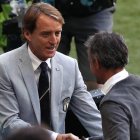 Mancini y Luis Enrique se desean suerte antes de comenzar la semifinal de la Eurocopa.