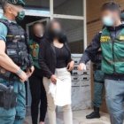 Una de las detenidas durante el registro de las viviendas