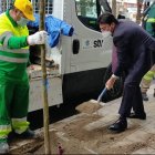 El alcalde, Luis Barcala, ha iniciado la plantación de arbolado en alcorques que habían quedado vacíos