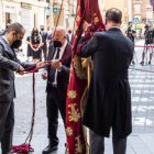 el alcalde de Orihuela, Emilio Bascuñana, con la Gloriosa Enseña del Oriol