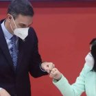 Sánchez y la ministra de Sanidad, Carolina Darias.