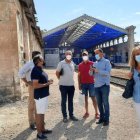 Joan Baldoví y Natxo Bellido durante la visita a la antigua estación de Benalúa