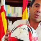 Carlos Mazón con el balón firmado por la Selección Española