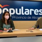 Los senadores del Partido Popular, Adela Pedrosa y Pablo Ruz en la sede provincial del PP