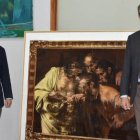 Luis Miralles, presidente de Casa Caridad, y Pau Pérez Rico durante la entrega del cuadro