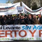 Los regantes alicantinos durante una de las últimas protestas contra los recortes del Trasvase, donde también estaba el alcalde socialista de Elche, Carlos González