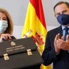 La nueva ministra de Vivienda recibiendo su cartera del cesado Ábalos.