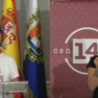 Álvar López, presidente del Consell de Juventut, junto a la intérprete de lenguaje de signos