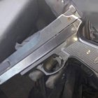 El arma simulada guarda un gran parecido con una pistola de verdad