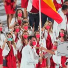 Saúl Craviotto y Mireia Belmonte, encabezando el desfile español en Tokio.