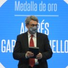 Andrés Trapiello recogiendo la medalla de Madrid.