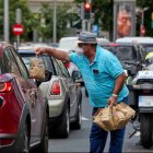 Los agricultores han repartido patatas entre las personas que han pasado por el punto de protestas