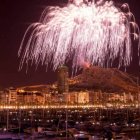 Palmera de fuegos artificiales lanzada desde el Castillo de santa Bárbara