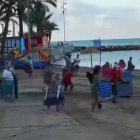 Decenas de personas en plena carrera para coger un sitio en la playa de Torrevieja