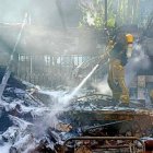 La vivienda ha quedado totalmente calcinada por el fuego / Consorcio provincial de Bomberos