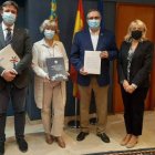 El director General de Turismo, Herick Campos, ha recibido una copia del documento con el que la Semana Santa de Alicante pide el reconocimiento nacional