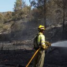 Un bombero del consorcio provincial de Castellón refresca la zona afectada en Azuébar.