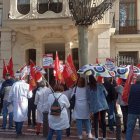 Alrededor de medio centenar de sanitarios del CICU se han concentrado frente a la sede del Consell en Alicante