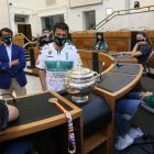 Carlos Mazón junto a las chicas del CB Elche, campeonas de la Copa de la Reina