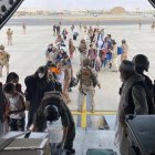 El primero de los aviones españoles embarcando a los evacuados.