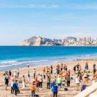 Un grupo de turistas del Imserso en la playa de Poniente de Benidorm