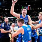 Luka Doncic celebra con sus compañeros la clasificación para Tokyo2020