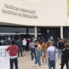 Una veintena de jóvenes se han congregado en las puertas de la Facultad de Educación de la UA para 'escrachear' el acto de la Delegación de Estudiantes