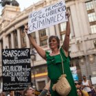 Una asistente durante una manifestación contra la vacunación contra el COVID-19 / FOTO Alejandro Martínez Vélez / Europa Press