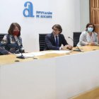 El diputado de Residentes Internacionales, Juan de Dios Navarro, junto a la rectora de la UA, Amparo Navarro, y la profesora de Sociología Raquel Huete