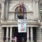 Pancarta de Stalin en el balcón del Ayuntamiento de Valencia