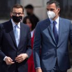 El primer ministro de Polonia, Mateusz Morawiecki y al presidente del Gobierno, Pedro Sánchez,