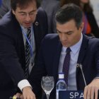 El ministro Albares señala un documento a Sánchez en la ONU.