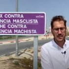 El concejal popular Sergio Rodríguez con los carteles que ha instalado el Ayuntamiento de Elche